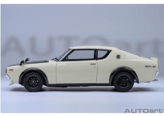 NISSAN SKYLINE 2000 GT-R (KPGC110) TUNED VERSION „CARBON BLACK BONNET“ weiß AUTOart 1:18 Composite